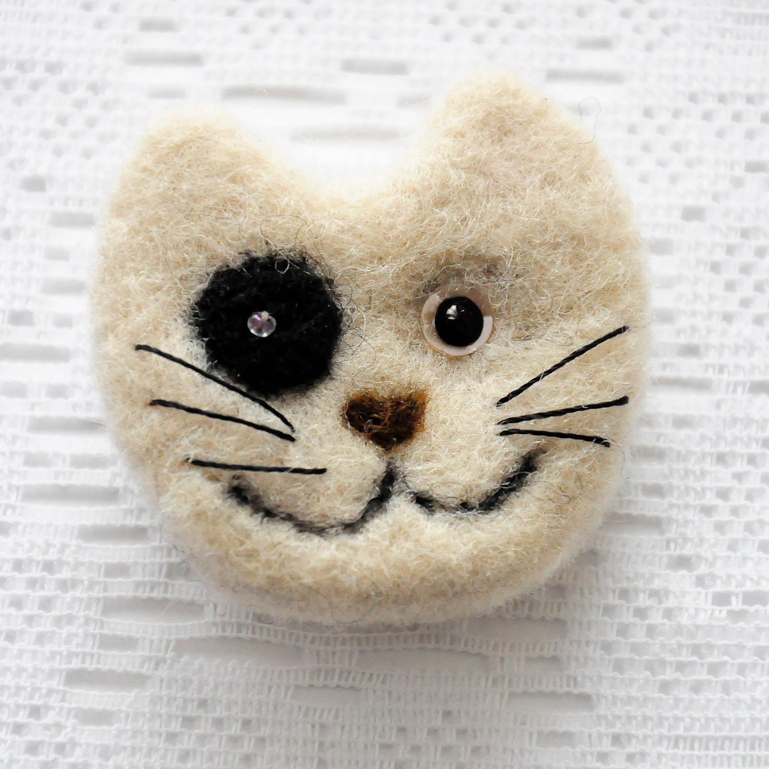 Pretty cat brooch - Beige wool animal - Gift for her. Funny gift. Cat in clothes. for child. for her. oht