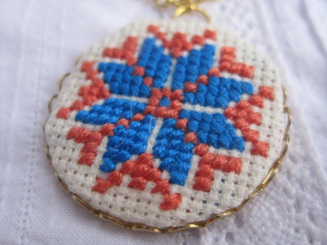 31mm base, Ukrainian Embroidery in Raw Brass 31mm  Round Lace Edge Cup Setting, 18" long chain