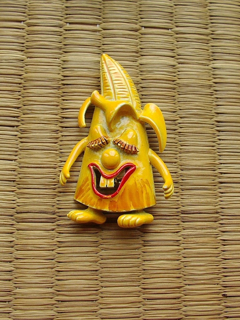 unusual vintage yellow enamel smiling Anthropomorphic Comic Corn pin brooch