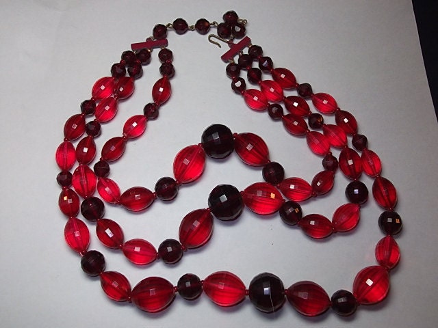 Vintage Cherry RED Necklace Lucite Faceted Beaded Necklace (sn 556)