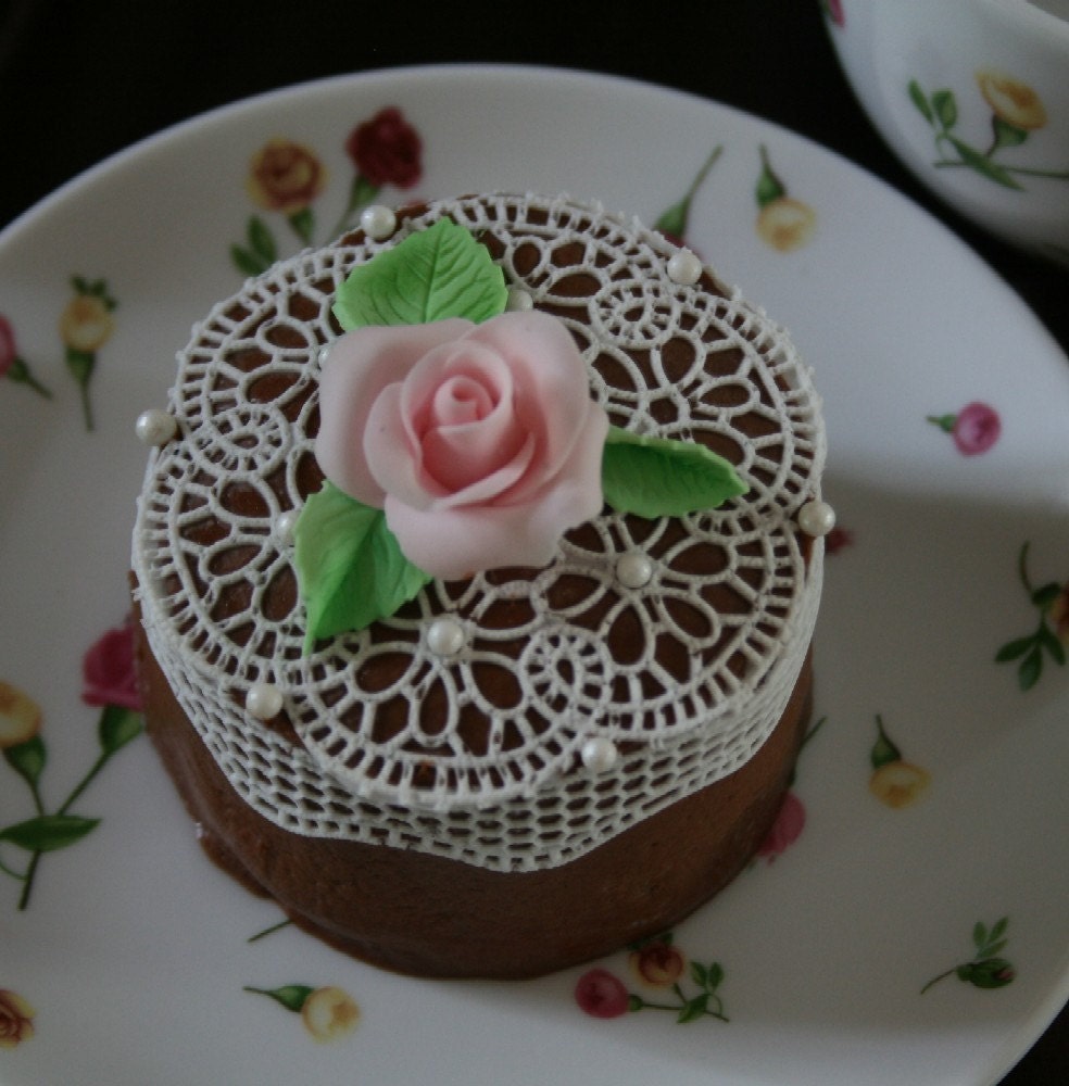 12 Edible Rosettes - Doilies 3 inch