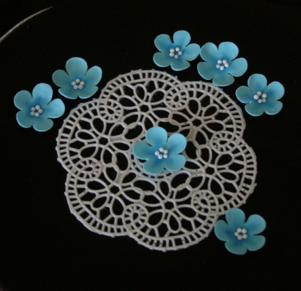 24 Edible White Lace Rosettes Doilies 3 inch