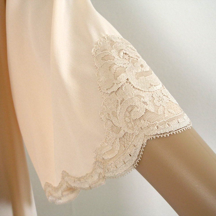 1980s Robe Lingerie / 80s Vanity Fair Knee Length Robe / PEACH Beige Lace / Medium