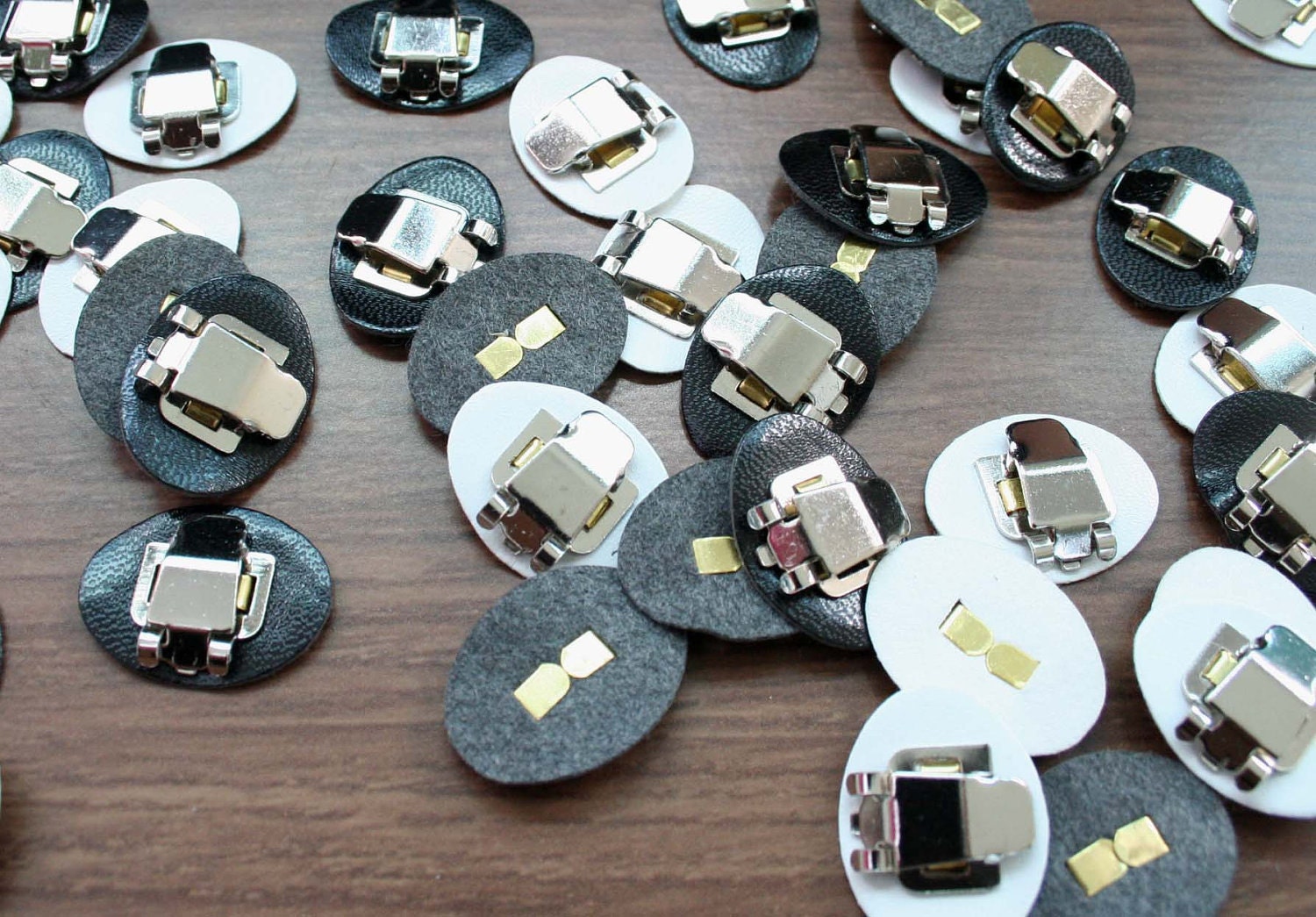 Free shipping 10 pairs (20 pcs) of synthetic leather back shoe clips