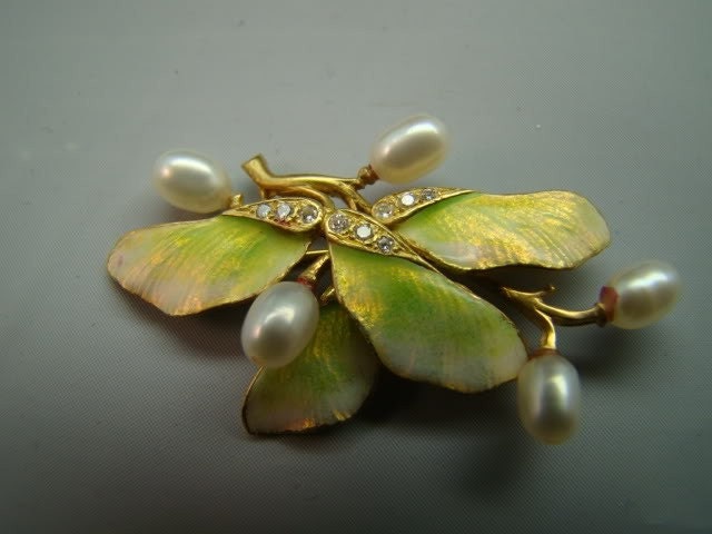 Enameled leaf pin