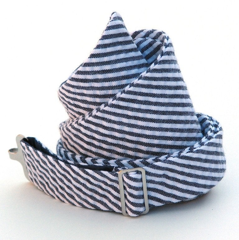 Men's Freestyle Bow Tie in Charcoal Seersucker