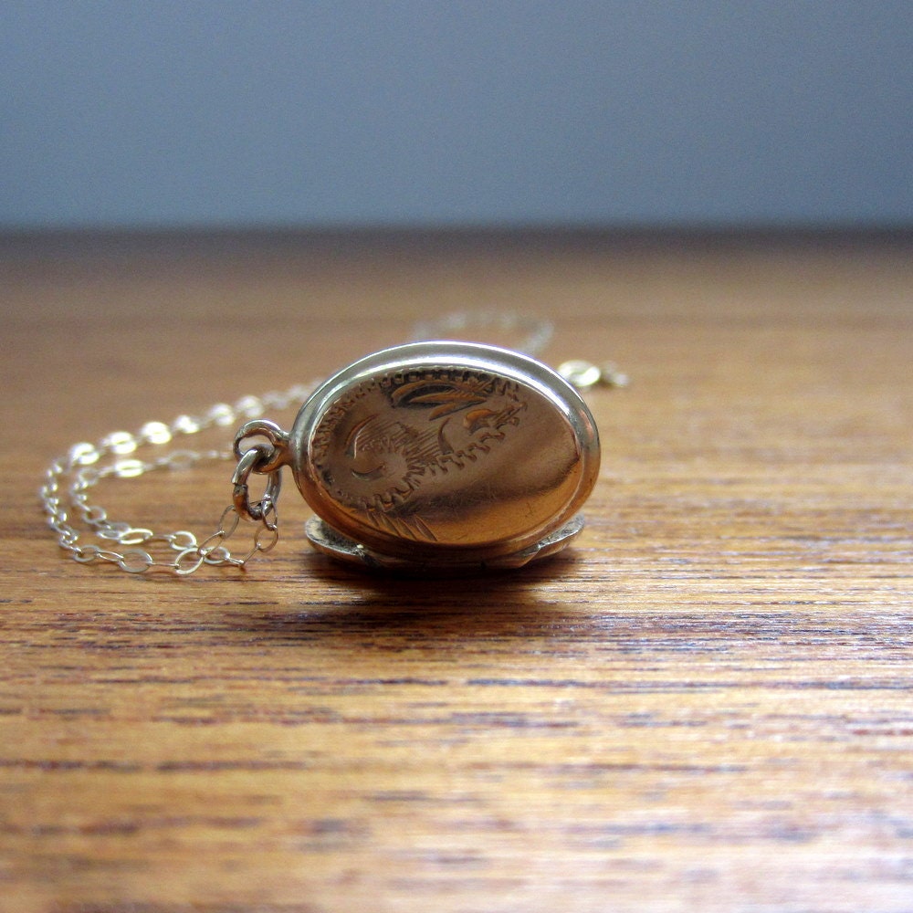 Vintage Gold Oval Locket. 1960s. Addy on Etsy.