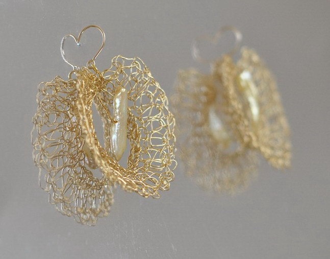 Earrings - golden brass crocheted lace and gold filled earwires with natural biwa pearls - Gloriole