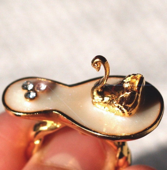 Swan Lake Ring in ivory (24K Gold-Plated)