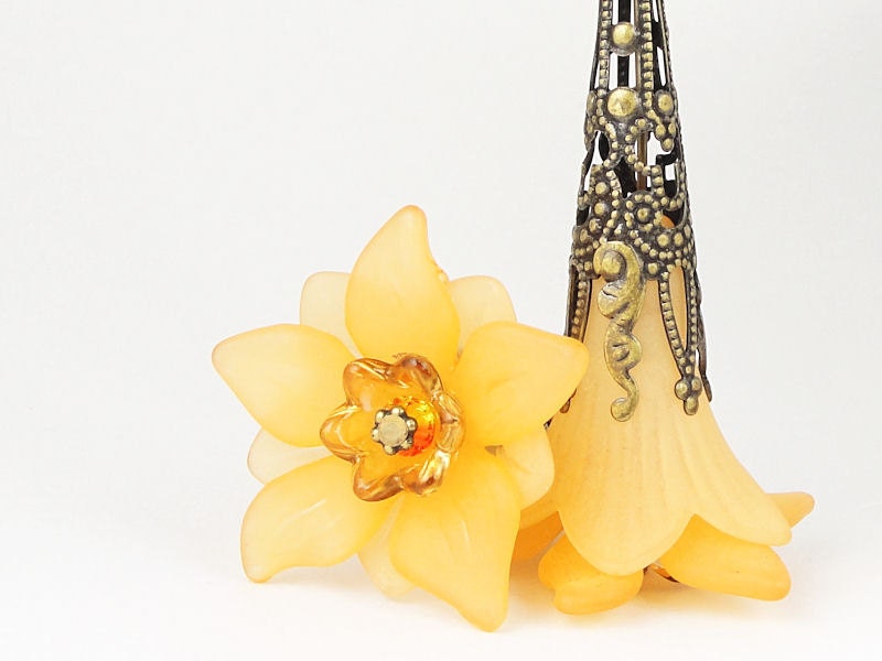 Lucite Flower Earrings Peach Beaded Earrings Light Orange Vintage Style Antique Brass Earings Pastel Spring Jewelry Tangerine Apricot
