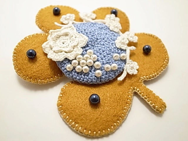 Irish Crochet Lace Jewelry (Garden Corner 1) Brooch