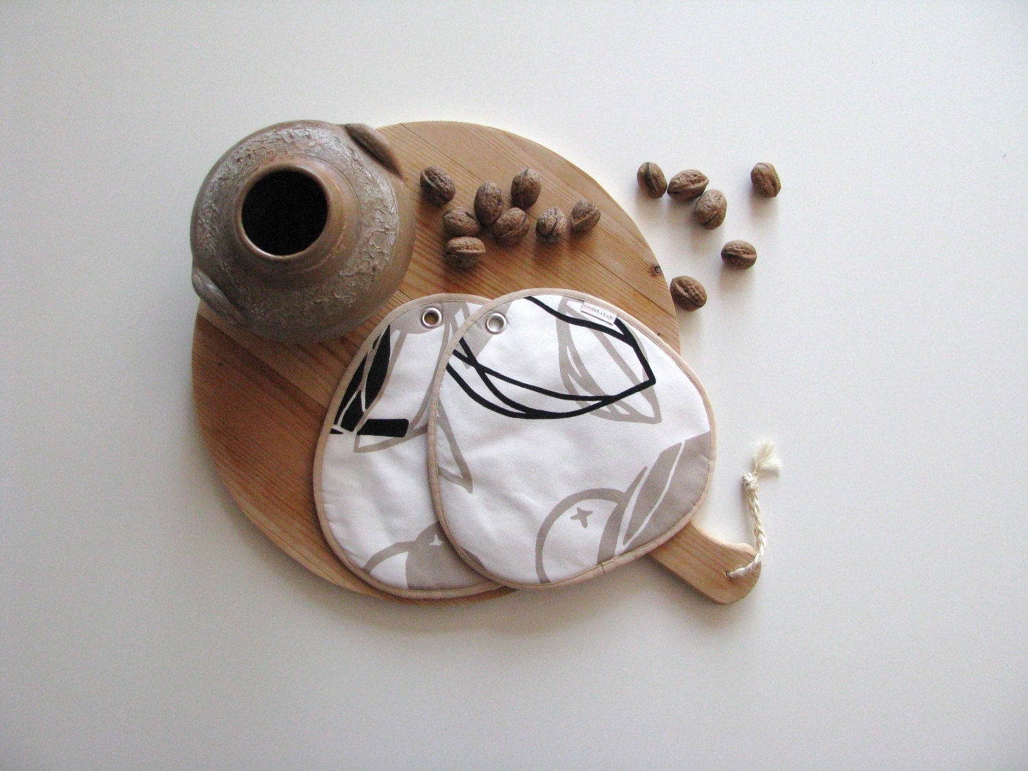 neutral potholders with print in black and creme - ostat