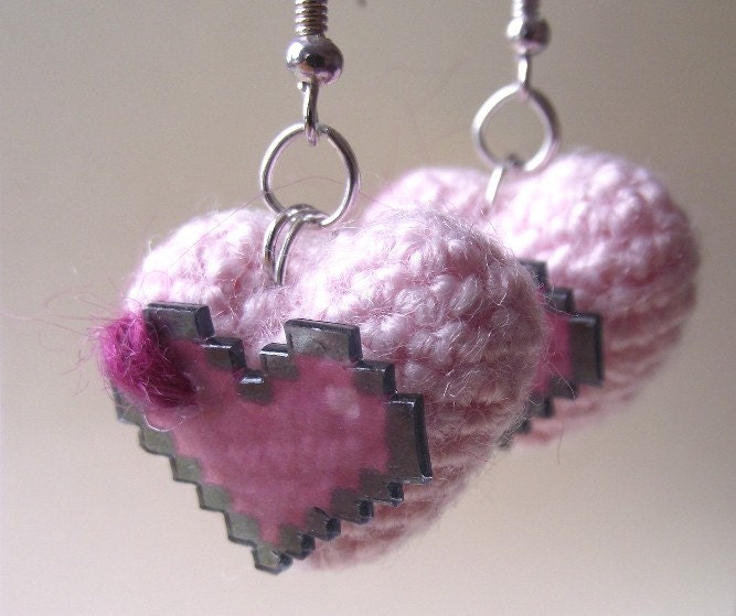 Amigurumi and pixelated pink hearts earrings