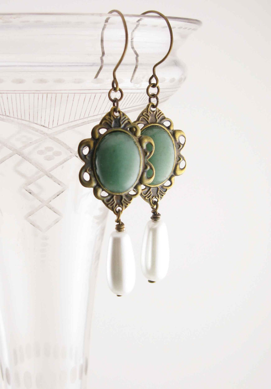 Made to order - Renaissance Tudor reproduction earrings - Drop pearls and green aventurine - Hand assembled - mejjewelry