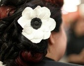 White Poppy Clay Hairpin / Haircomb
