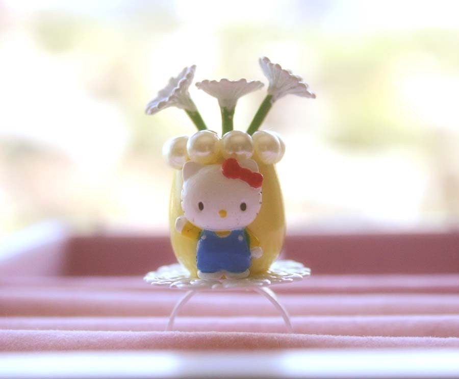 Hello Kitty flower vase ring