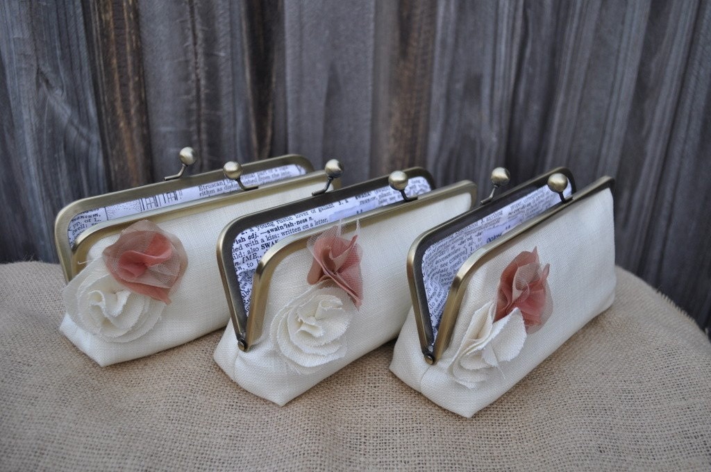 custom : bridesmaids gifts, personalized clutches