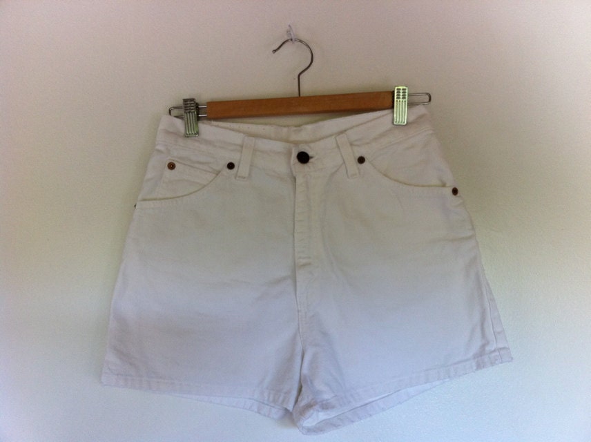 white levi shorts