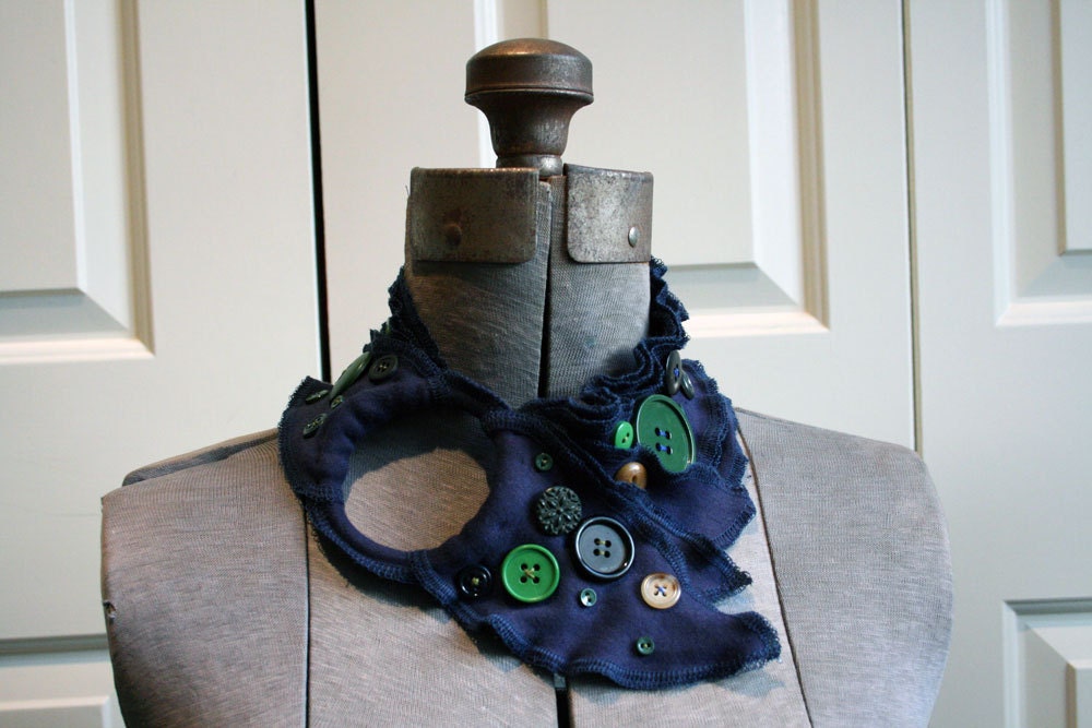 Ruffled jersey collar in navy with green vintage buttons