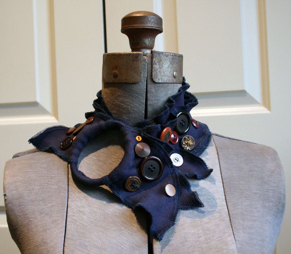 Ruffled jersey collar in navy with vintage buttons