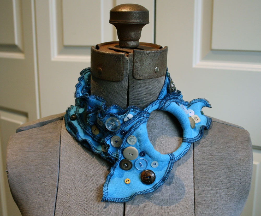 Ruffled jersey collar in light blue with white vintage buttons