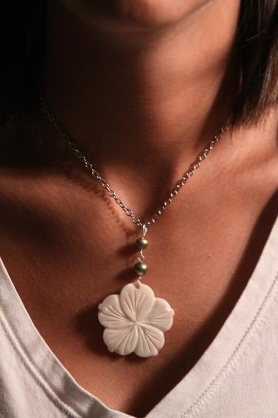 Summer Flower and Pearl Necklace