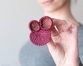Brooch crochet circles with with fabrics. Fuchsia.