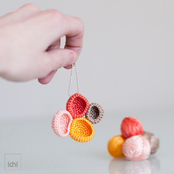 Crochet necklace. Reversible.