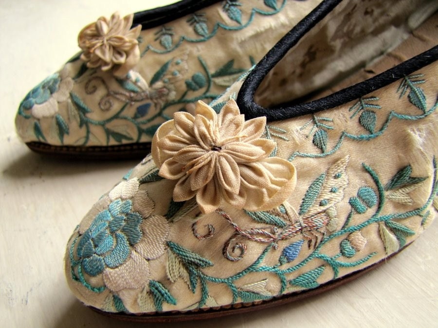 DAINTY DANCING SHOES ANTIQUE CHINOISERIE EMBROIDERED SILK