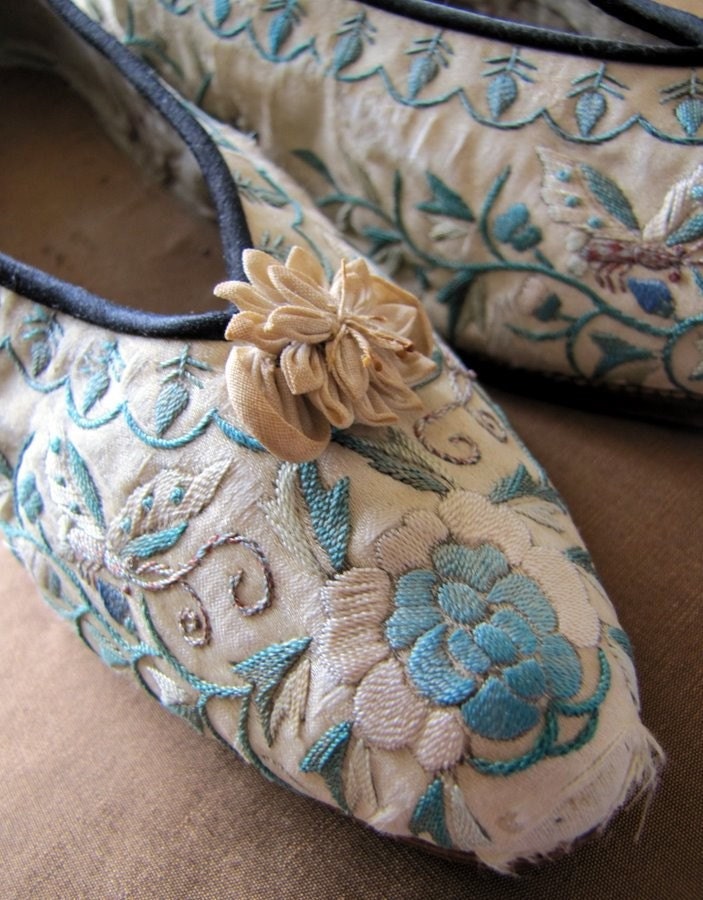 DAINTY DANCING SHOES ANTIQUE CHINOISERIE EMBROIDERED SILK