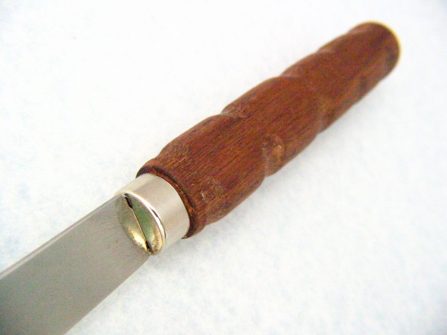 Walnut PB & J Knife with easy grip handle made of wood - a cool gift for the cook