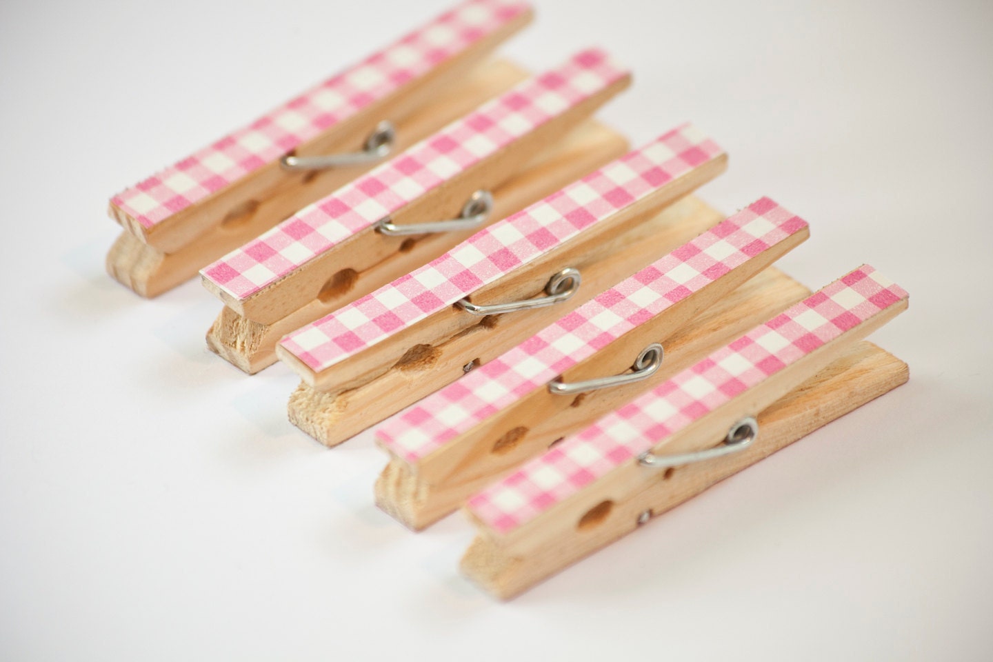Set of 5 Pink and White Gingham Decorated Wooden Clothes Pegs / Clothes Pins / Clips