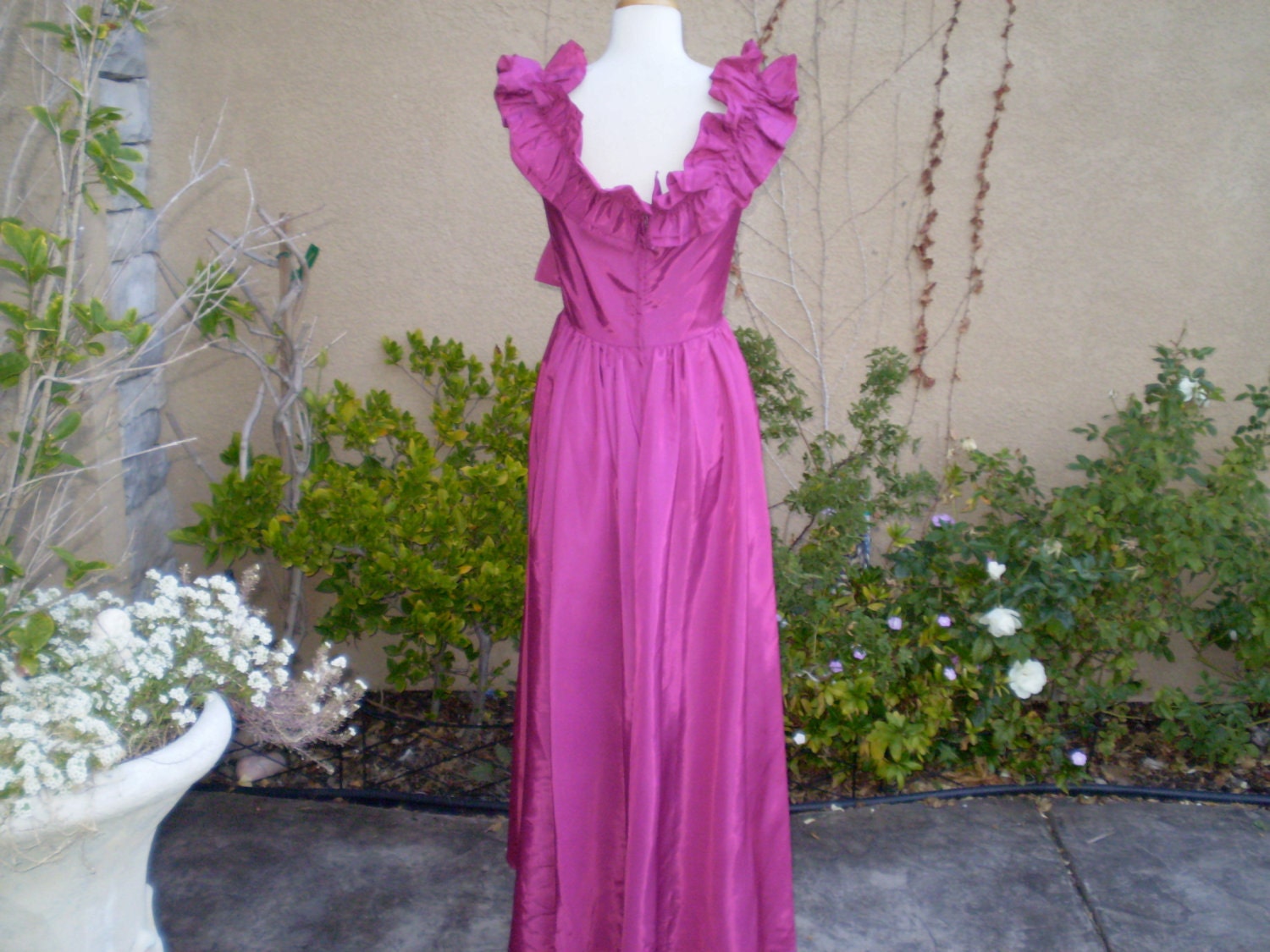 A vintage 1970s 1980s hot pink fuschia ruffled cocktail formal party bridesmaid maxi dress size S