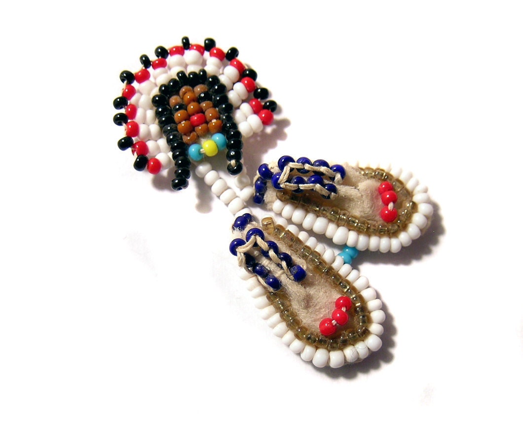 Beaded Moccasin Pin 1940s Native American - oneredhen