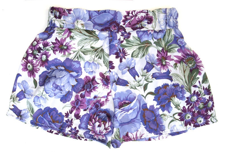 White and purple florl print Women shorts with front zipper