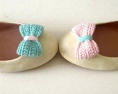 Opposites attract. Crochet bow shoe clips.Mint green and pink.