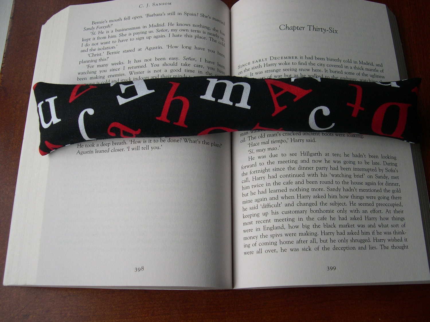 Cotton Book Weight in black, white and red fabric for Reading