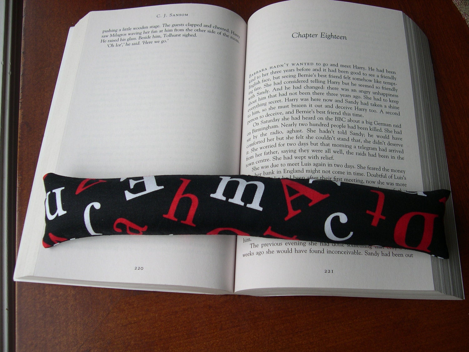 Cotton Book Weight in black, white and red fabric for Reading