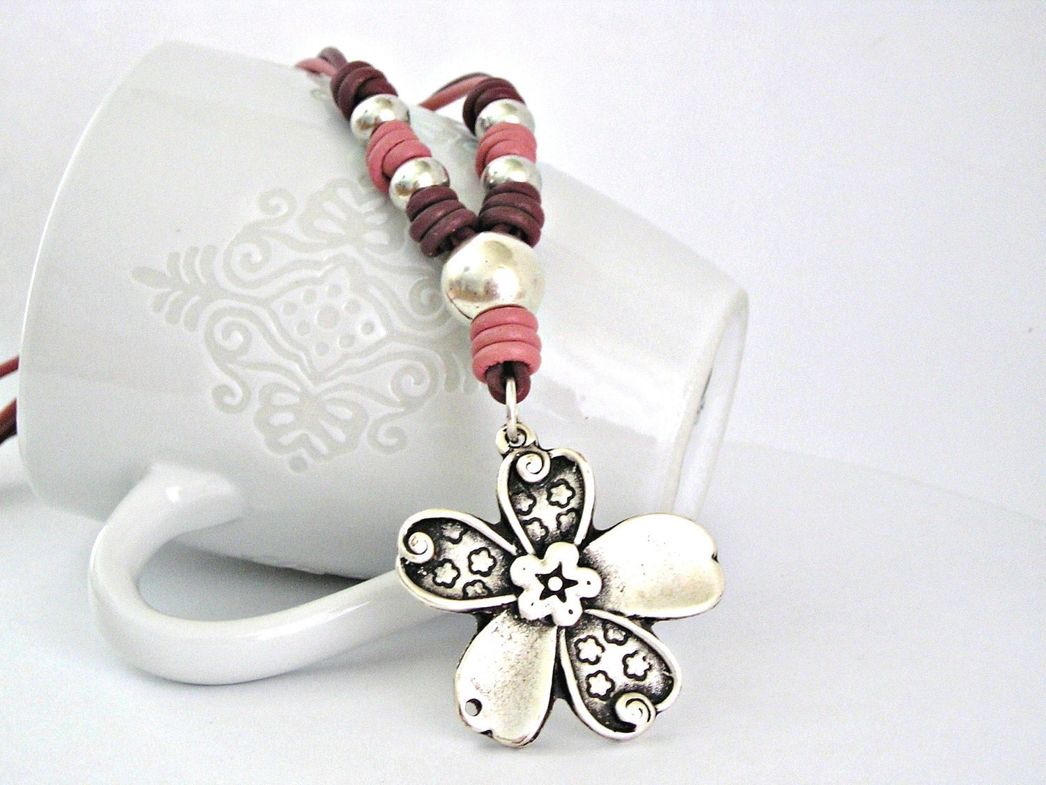 Dusty rose two tones leather necklace with zamak flower pendant