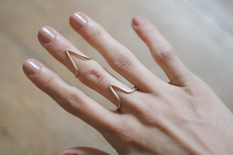 the mountain upper finger ring // bronze