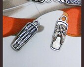 10 silver sandal shoe flip flop flower charms pendants beach summer footwear feet vacation girly 19mm x 7mm - C0229-10