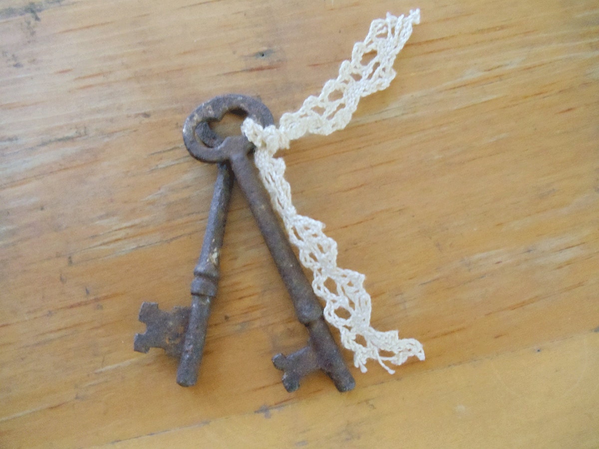 2 Antique Padlocks and 2 Antique Skeleton Keys - Home Decor - Collectible - JUPITER and OMECO