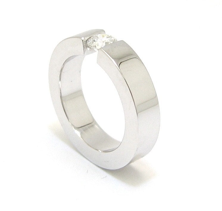 Round cut diamond engagement ring tension set 0.40ctw