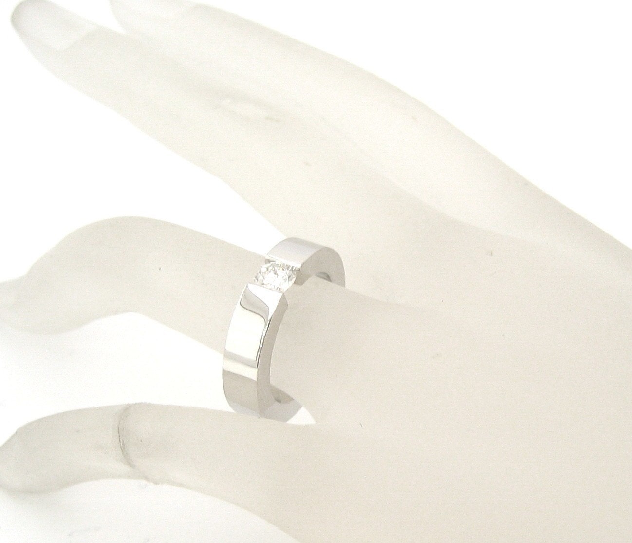 Round cut diamond engagement ring tension set 0.40ctw
