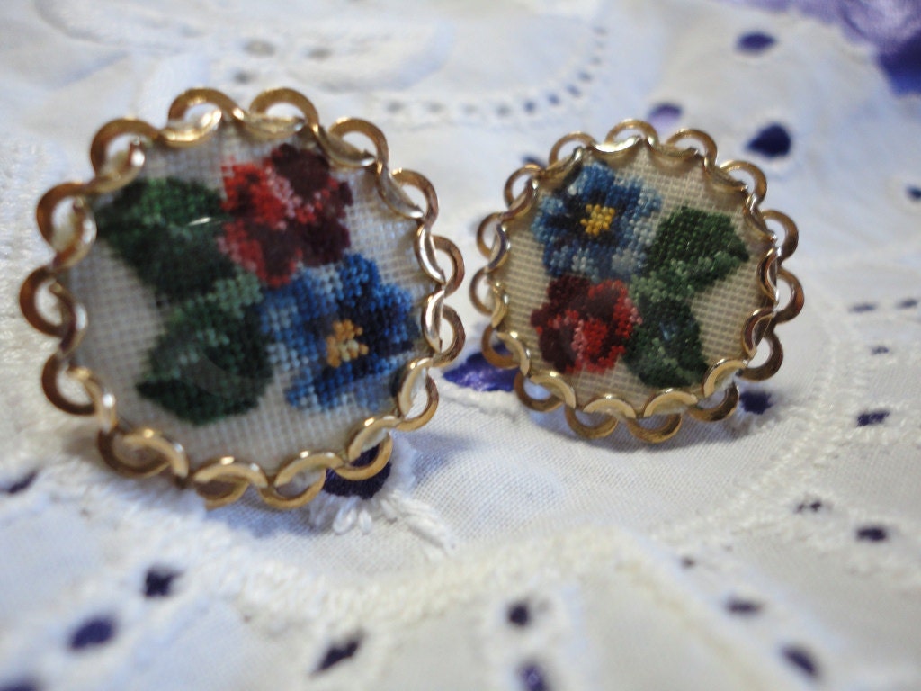 Lovely Faux NeedlePoint Floral Screw Back Earrings Gold Tone Vintage Jewelry