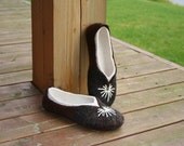 Women house shoes, felted slippers, wool slippers Glossy chocolate, wool shoes, wolle pantoffel, made to order, handmade