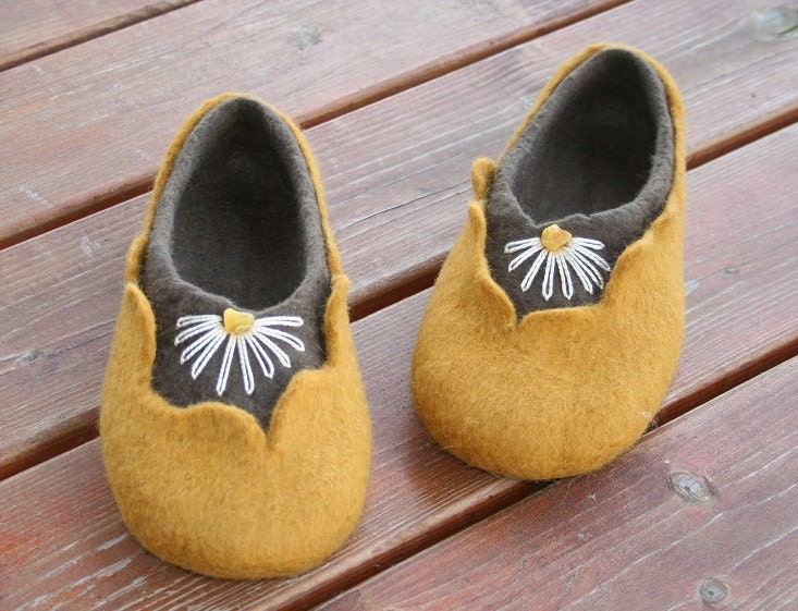 Women house shoes, felted slippers, wool slippers Amber - handmade - wool shoes
