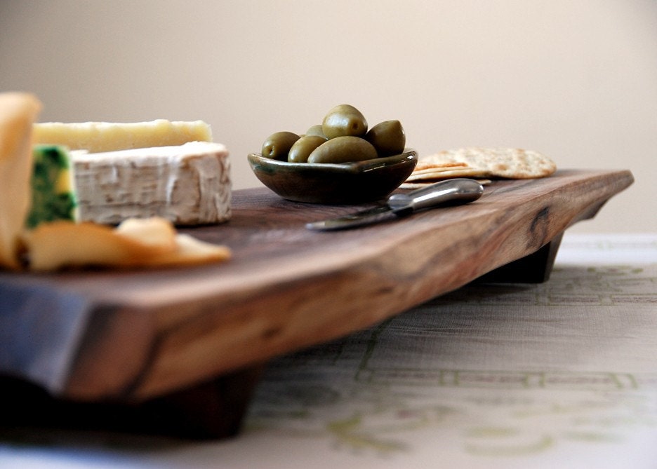 Gorgeous Cutting Board Walnut Serving Tray Rustic Footed Platte Gift for Dad