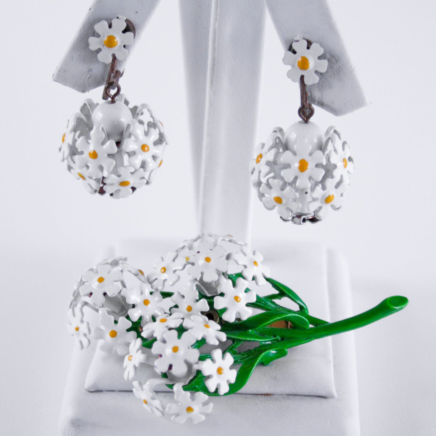 Vintage Daisy Jewelry Set - Brooch and Earrings - Bouquet of Daisies - 1960s