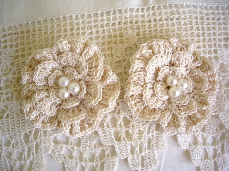 crocheted flower shoe clips